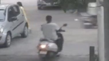 Delhi Scooter Robbery Video: 2 Thieves Steal Scooty From Jangpura Area in Broad Daylight, CCTV Footage of Theft Goes Viral