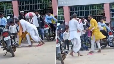 ‘Kathavachaks’ Clash in Rewa Video: Two Storytellers Allegedly Hit Each Other Over Narrating Religious Story to Group of Devotees Outside Hanuman Temple, Clip of Ugly Fight Surfaces