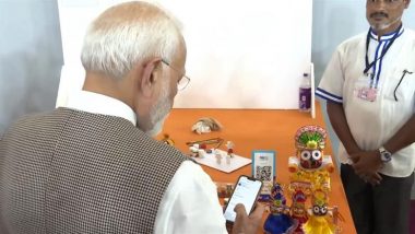 PM Narendra Modi Purchases Idol of Lord Jagannath From National ‘PM Vishwakarma’ Programme Exhibition in Maharashtra’s Wardha, Pays Digitally; Video Goes Viral