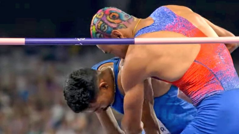 Roderick Townsend Roberts Consoles Nishad Kumar After Indian Para-Athlete's Three Failed Attempts During Men's High Jump T47 Final at Paris Paralympics 2024 (See Pics)