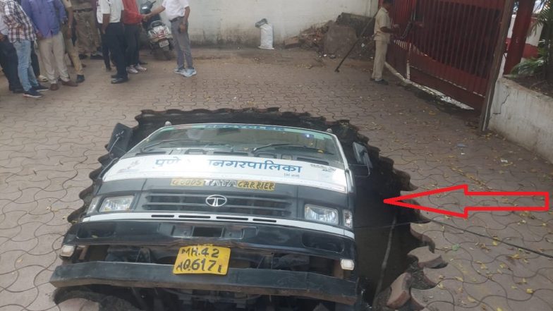 Pune: PMC Water Tanker Falls Upside Down into Sinkhole As Part of Road Caves-In at Post Office Premises in Samadhan Chowk, Rescue Operation Underway (Watch Videos)