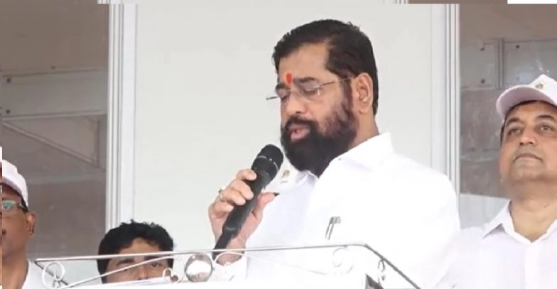Eknath Shinde Participates in ‘Swachhata Hi Seva’ Drive at Girgaon Chowpatty