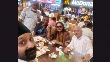 Shabana Azmi Enjoys Vada Pav and Chai With Crew After Successful ‘Kaifi Aur Main’ Performance in Pune