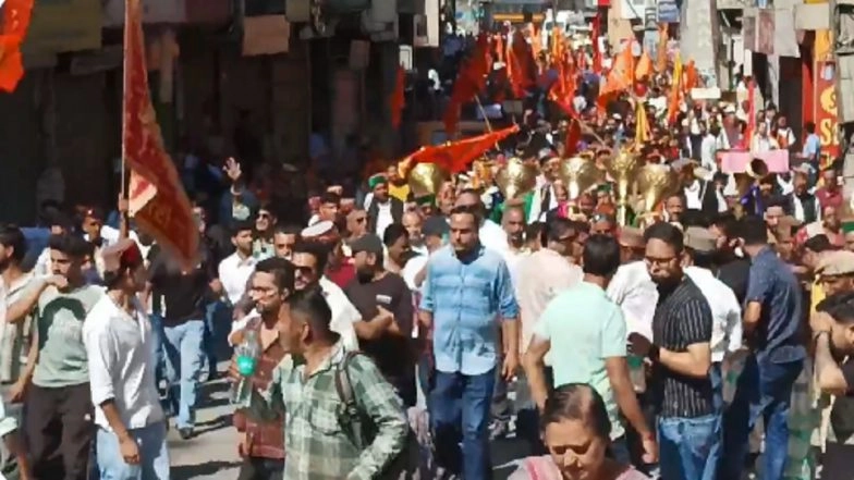 Himachal Pradesh Mosque Row: Hindu Outfits&rsquo; Scuffle With Police in Kullu; Muslim Body Says No Masjid Illegal (Watch Videos)