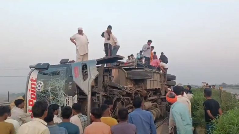 Uttar Pradesh Road Accident: 4 Injured As Bus Carrying 50 Passengers Loses Control and Overturns on Agra-Lucknow Expressway, Probe Launched (Watch Video)