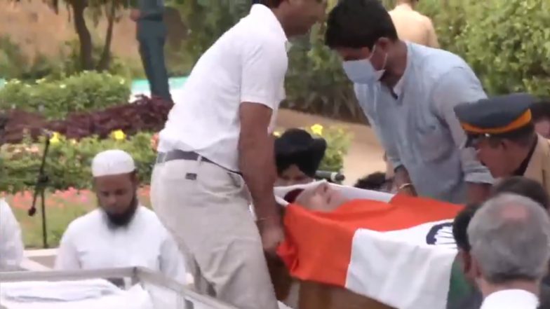 Ratan Tata Last Rites: Hindu Pujari, Christian Priest, Muslim Imam and Sikh Sant Seen at Cremation of Veteran Industrialist, Video Goes Viral