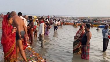 Sharad Purnima 2024: Devotees Take Holy Dip in Ganga River on Sharad Purnima in Prayagraj and Varanasi (Watch Video)