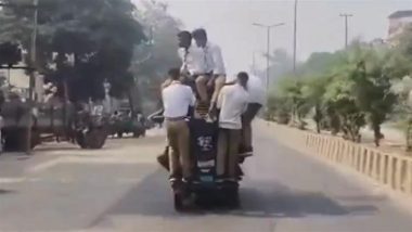 Muzaffarnagar: School Students Sit on Moving E-Rickshaw Roof, Hang From Side on Kandhla Road; Police Respond After Video Surfaces