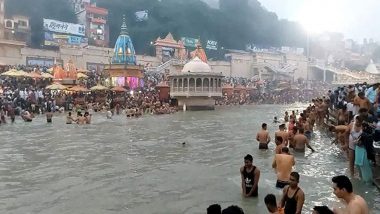 Pitru Paksha Amavasya 2024: Devotees Across India Perform Pind Daan During ‘Pitru Paksha Amavasya’ for Their Ancestors (Watch Video)