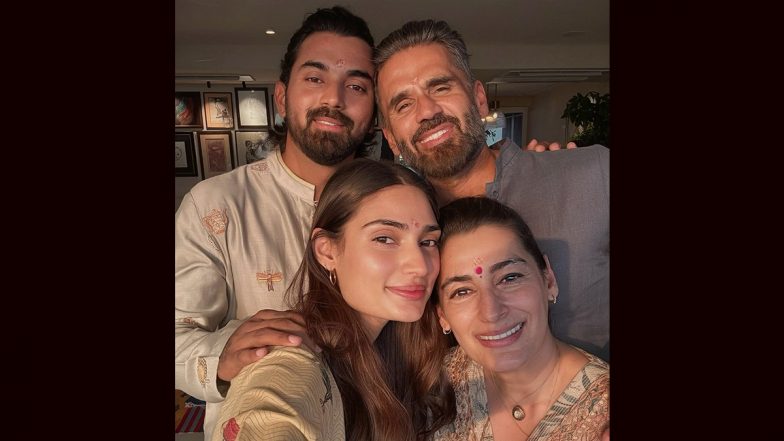 Diwali 2024: Suniel Shetty Shares a Radiant Festive Selfie With Son-in-Law KL Rahul, Daughter Athiya Shetty, and Wife Mana Shetty (View Pic) | Morning Tidings