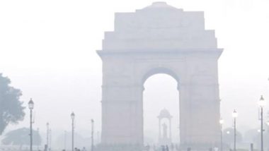 Delhi Air Pollution: Thick Layer of Smog Envelopes National Capital, AQI Continues To Remain in ‘Very Poor’ at 363 (Watch Videos)