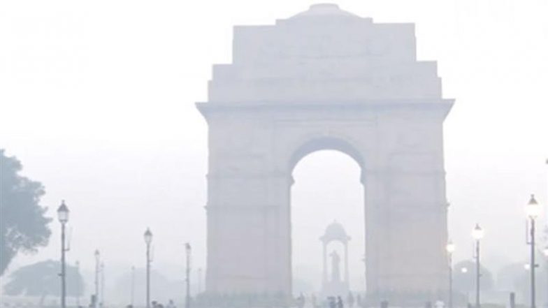 Delhi Air Pollution: Thick Layer of Smog Covers National Capital, 10 Areas Exceed AQI 400 Including Anand Vihar (Watch Video)