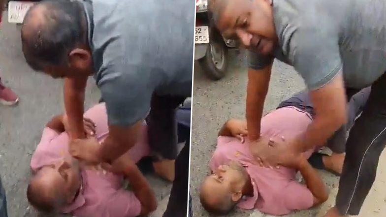 Uttar Pradesh: Cop Performs CPR on Man Who Suffered Heart Attack While Riding Pillion on 2-Wheeler in Deoria, Video Surfaces