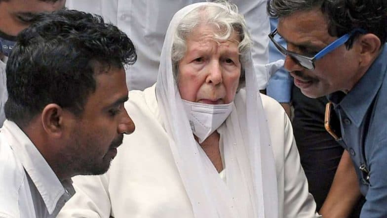 Ratan Tata Last Rites: Stepmother Simone Tata Pays Last Respects to Veteran Industrialist at Worli Crematorium in Mumbai (Watch Video)