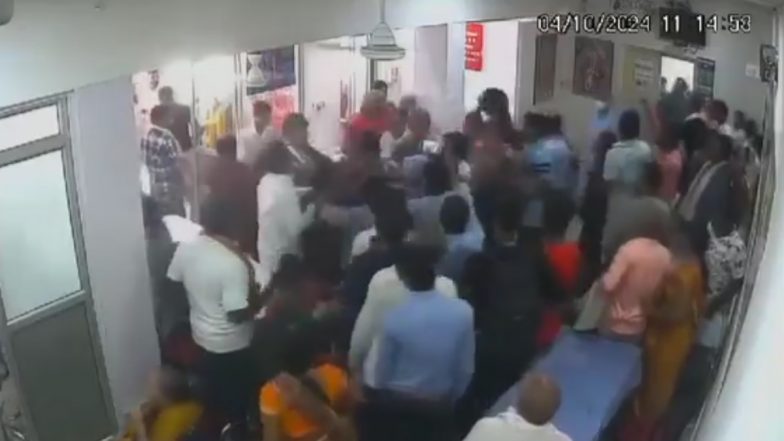 Uttar Pradesh: Constable Assaulted by Doctor, Bouncers After Argument Over Wife’s Treatment at Government Hospital in Gorakhpur; Disturbing Video Goes Viral