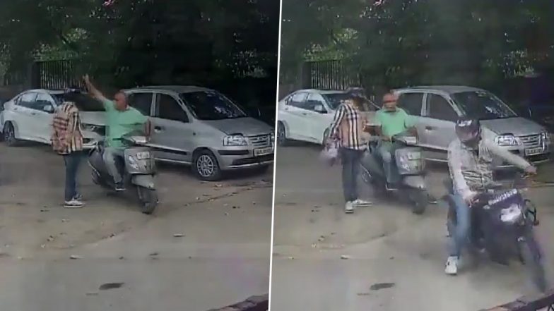 Chain Snatching Caught on Camera in Delhi: Elderly Man Robbed at Knife Point by Bike-Borne Thieves in Vivek Vihar, Video Surfaces