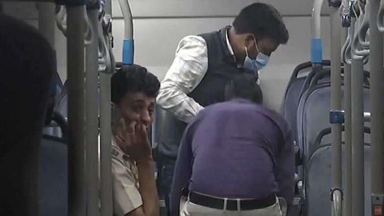 DTC Electric Bus Fire: Blaze Erupts in Delhi Transport Corporation Bus Near Dhaula Kuan in Cantonment Area, 2 Injured (Watch Video)