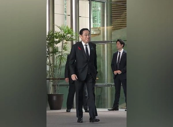 World News | Japan PM Kishida Cabinet Resigns 'en Masse,' Paving Way for New Leadership