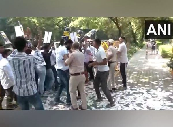 India News | Youth Congress Workers Hold Protest Against Union FM Nirmala Sitharaman over 'electoral Bond Scam'