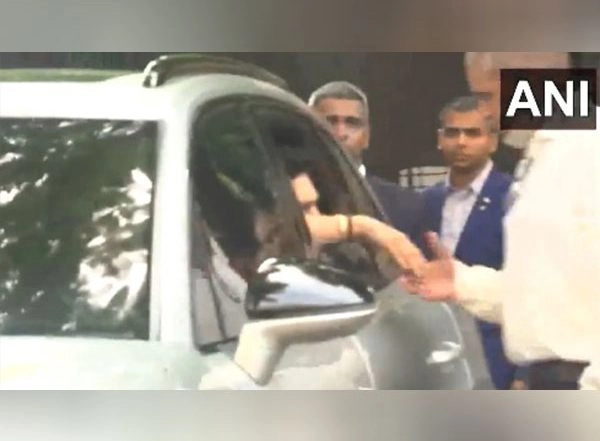 Sports News | Legendary Cricketer Sachin Tendulkar Arrives at Colaba Residence of Ratan Tata to Pay His Last Respects