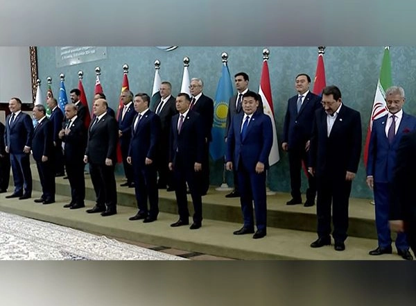 World News | Jaishankar Poses for SCO Family Photo with Other Leaders Ahead of Meeting in Islamabad