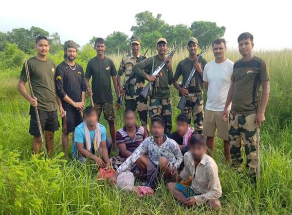 India News | BSF Foils Infiltration Bid Along India-Bangladesh Border, Arrests 4 Bangladeshi with Fake Aadhaar Cards