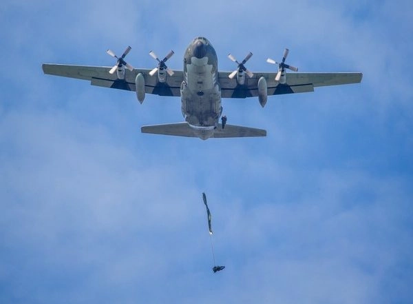 World News | Taiwan Bolsters Security as 20 Chinese Aircrafts & 8 Navy Vessels Detected in Its Territory