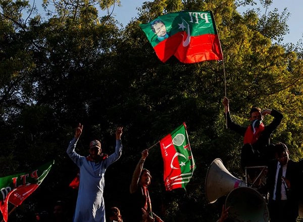World News | Pakistan: Imran Khan's Party Calls for Nationwide Protests Against Constitutional Amendments