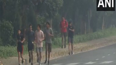 India News | Layer of Fog Engulfs National Capital; AQI Drops to 454 in Delhi's Anand Vihar Area