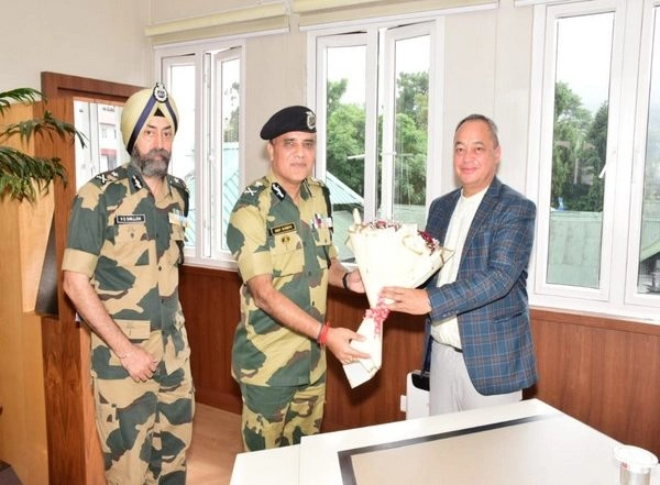 India News | BSF Eastern Command ADG Visits Meghalaya to Review Security Scenario at India-Bangladesh Border