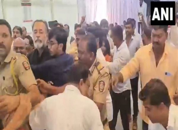 India News | Maharashtra: Swaraj Party Leader Yogendra Yadav 'manhandled' by Mob in Akola; Claims Involvement of Vanchit Bahujan Aghadi