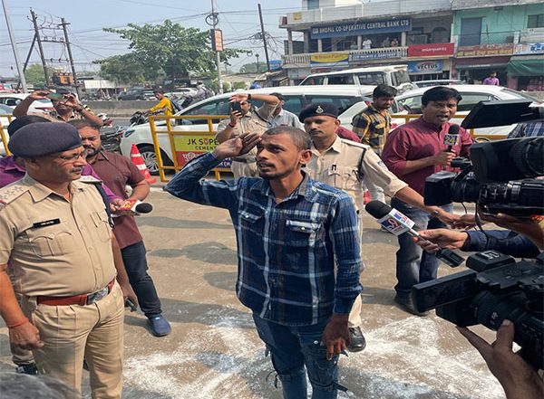 India News | Following MP High Court's Bail Condition Man Salutes Tricolour 21 Times Saying 'Bharat Mata Ki Jai' at Police Station in Bhopal