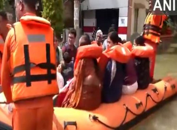 India News | Bengaluru: Water Enters Kendriya Vihar Apartments Complex Residents Were Evacuated in Boats by NDRF