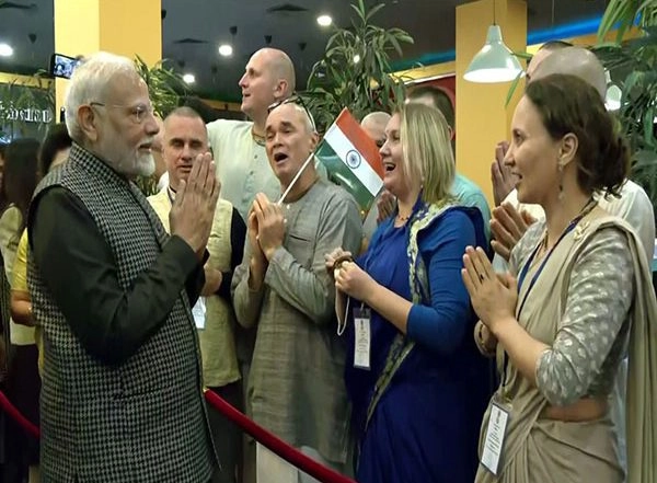 World News | PM Narendra Modi Welcomed with 'Krishna Bhajan' Upon His Arrival at Hotel Korston in Kazan