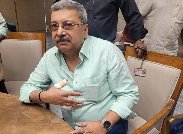 India News |  TMC MP Kalyan Banerjee Breaks Glass Bottle Following Heated Exchanges During JPC Meet