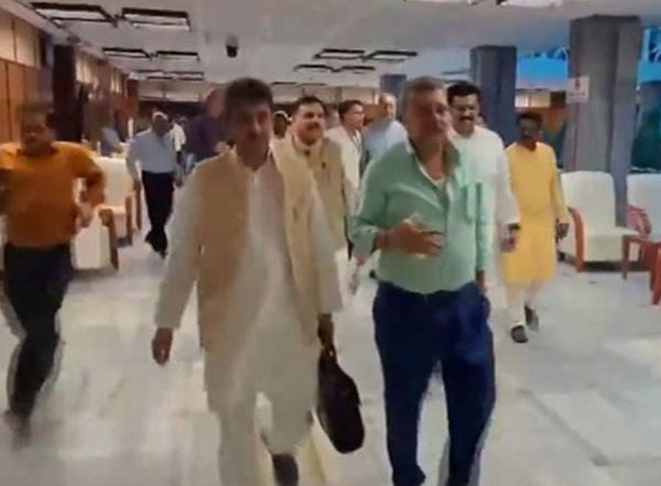 India News | TMC's Kalyan Banerjee Smashes Glass Bottle After Heated Exchange with BJP MP in JPC Meeting on Waqf Bill, Suspended for One Day