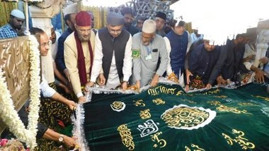 World News | Pakistan's Charge D'Affaires to India Lays Chaddar at Shrine of Hazrat Khwaja Nizamuddin Aulia