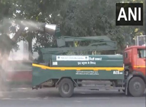 Delhi Air Quality: Smog Engulfs City as AQI Hits 'Very Poor' Levels, PWD Sprinkles Water, GRAP Stage II in Effect