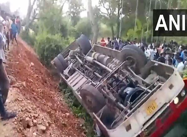 India News | Karnataka: One Dead, 20 Injured After a State Transport Bus Overturns in Vijayanagar