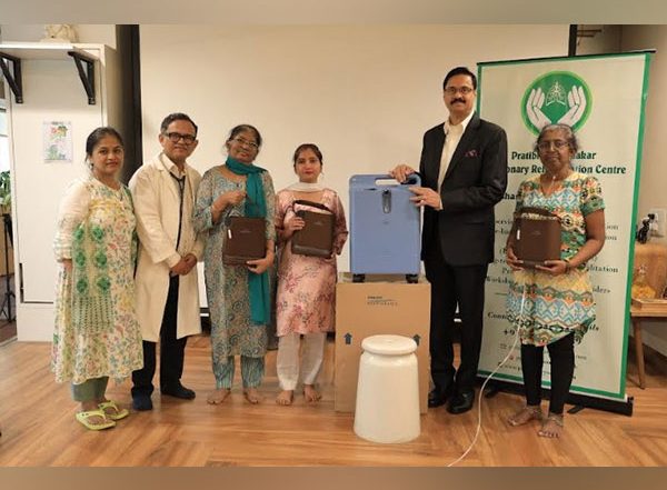 Business News | Masala King Dhananjay Datar Gifts Oxygen Kits to Patients of Pulmonary Diseases in Mumbai