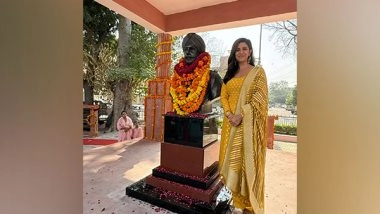 Entertainment News | Nimrat Kaur Unveils Her Father Major Bhupendra Singh's Statue in Sri Ganganagar