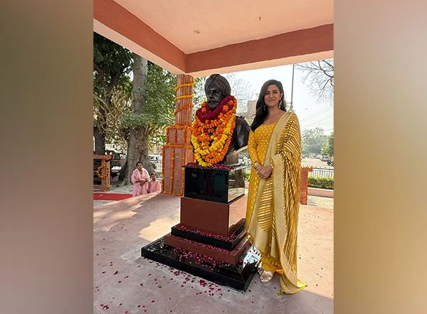 Entertainment News | Nimrat Kaur Unveils Her Father Major Bhupendra Singh's Statue in Sri Ganganagar