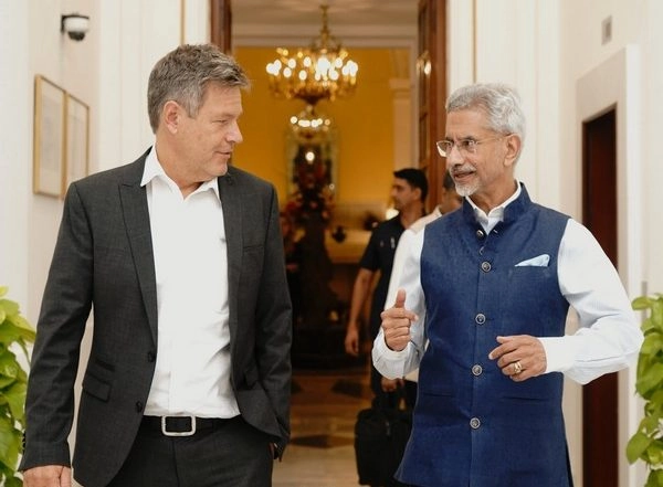 World News | German Vice Chancellor Meets EAM Jaishankar, Explores Delhi Metro with Piyush Goyal