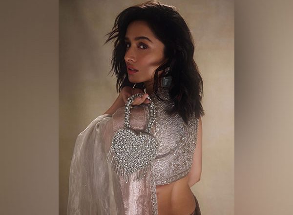 Entertainment News | Shraddha Kapoor Shares Gorgeous Diwali Pics in Stunning Silver Saree
