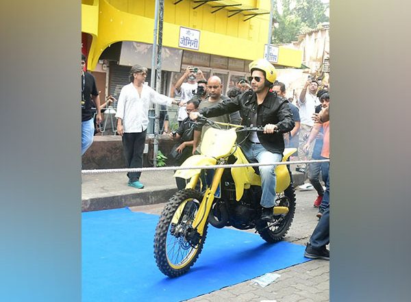 Entertainment News | Varun Dhawan Takes Excitement for 'Citadel Honey Bunny' to the Next Level at Gaiety Galaxy Theatre