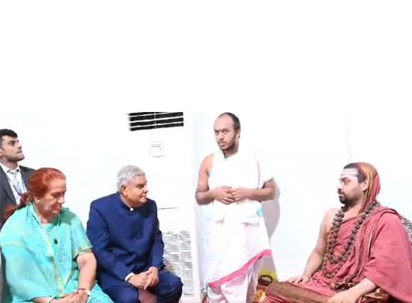 India News | Jagdeep Dhankhar Seeks Blessings of Jagadguru Shankaracharya Sri Vidhushekhara Bharati Mahaswamiji in Bengaluru