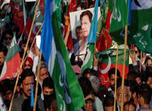 World News | Pakistan: Imran Khan's Party Challenges 26th Constitutional Amendment in Sindh High Court