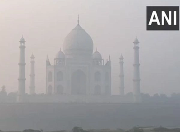 Taj Mahal Engulfed in Thick Haze As Pollution Rises in Uttar Pradesh’s Agra, Tourists Complain of Low Visibility
