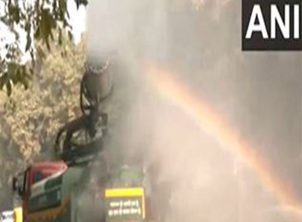 India News | PWD Vehicles Sprinkle Water in Delhi to Reduce Dust Amid Rise in Air Pollution