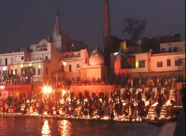 Deepotsav 2024: Ayodhya to Illuminate 35 Lakh Diyas, Including 1.5 Lakh Cow Dung Diyas, Under CM Yogi Adityanath's Grand Celebrations